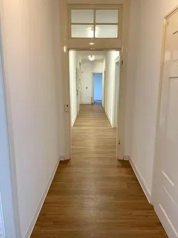 Salon; podłoga drewniana, światło dzienne, styl nowoczesny