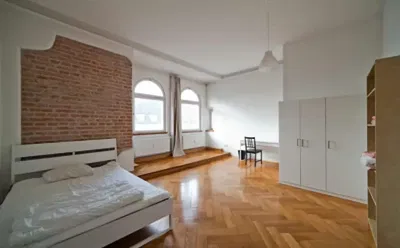 Kuchnia; sprzęt kuchenny, podłoga drewniana, światło dzienne, styl nowoczesny