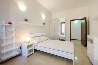 Küche; küchengeräte, fliesenboden, tageslicht, moderner stil