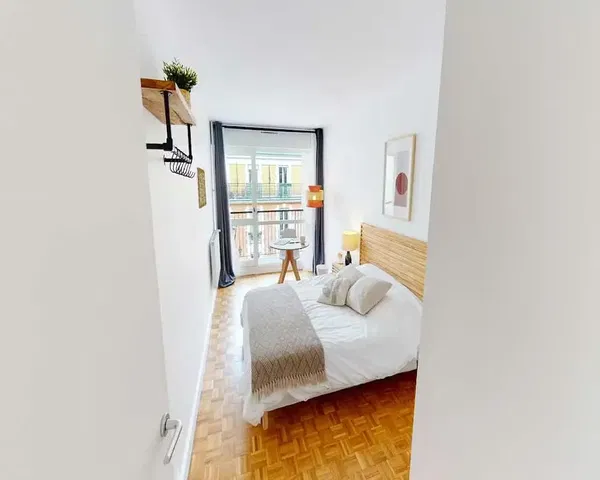 Kuhinja; kuhinjski aparati, drveni pod, prirodno svjetlo, moderni stil