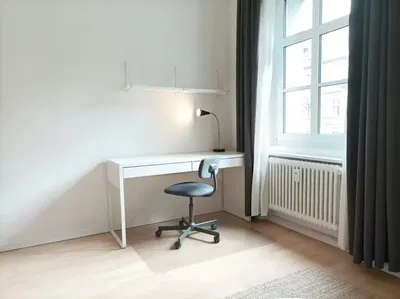 Woonkamer; houten vloer, natuurlijk licht, moderne stijl