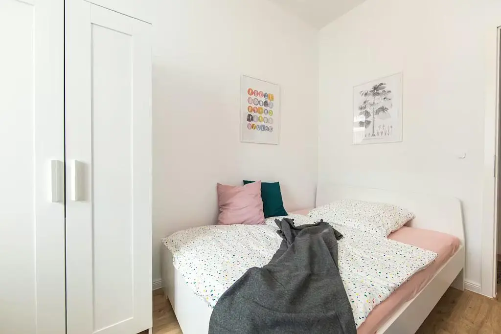 Κουζίνα; συσκευές κουζίνας, ξύλινο πάτωμα, φυσικό φως, μοντέρνο στυλ