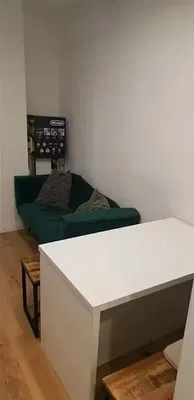 Kuchnia; sprzęt kuchenny, podłoga drewniana, światło dzienne, styl nowoczesny