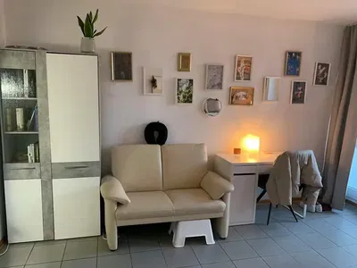 Kuhinja; kuhinjski aparati, drveni pod, prirodno svjetlo, moderni stil