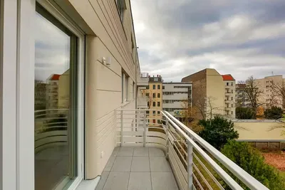 Κουζίνα; συσκευές κουζίνας, ξύλινο πάτωμα, φυσικό φως, μοντέρνο στυλ