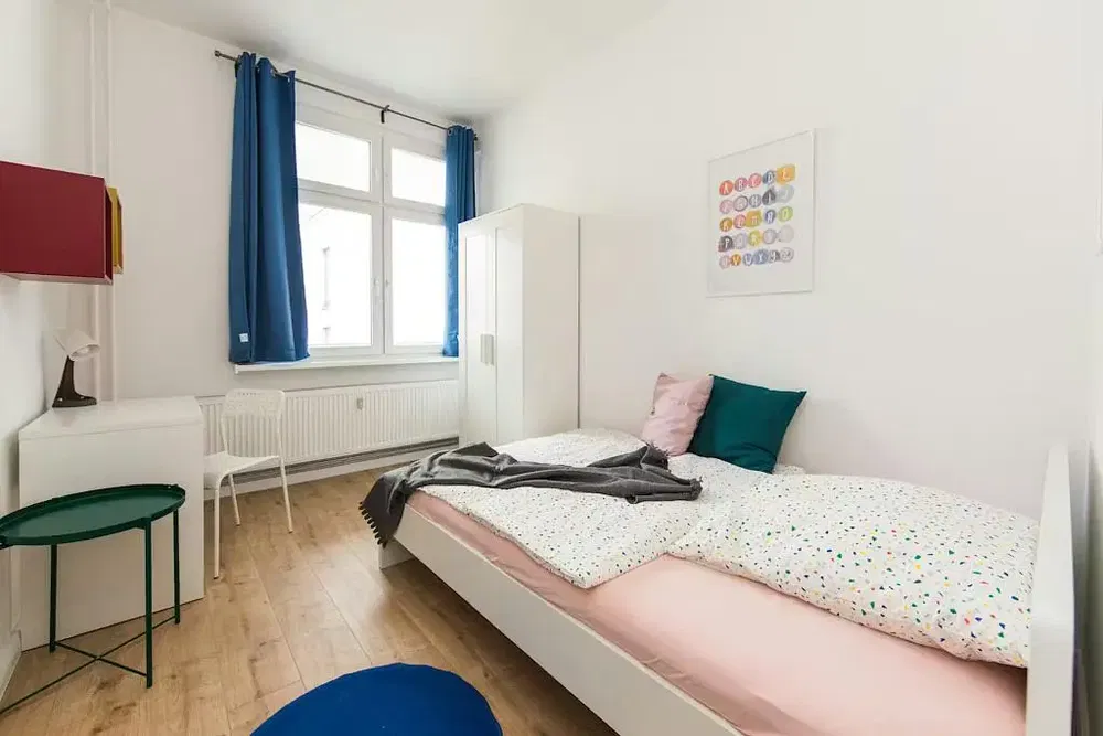 Σαλόνι; ξύλινο πάτωμα, φυσικό φως, μοντέρνο στυλ