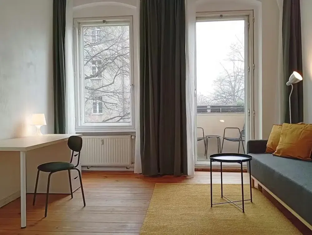 Хол; дървен под, естествена светлина, модерен стил