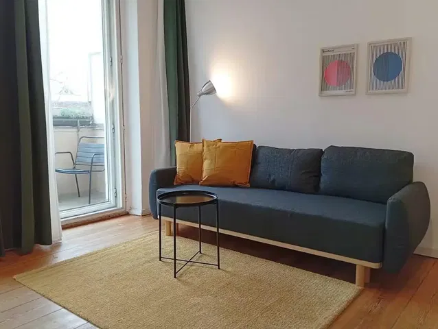 غرفة معيشة; أرضية خشبية, ضوء طبيعي, أسلوب عصري