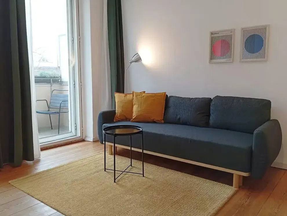 غرفة معيشة; أرضية خشبية, ضوء طبيعي, أسلوب عصري