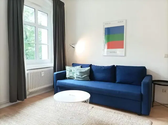 Σαλόνι; ξύλινο πάτωμα, φυσικό φως, μοντέρνο στυλ, ψηλά ταβάνια