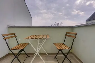 Kuchnia; sprzęt kuchenny, podłoga drewniana, światło dzienne, styl nowoczesny