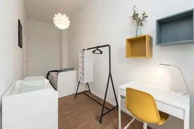 Salon; podłoga drewniana, światło dzienne, styl nowoczesny