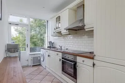 Cuisine; électroménager, parquet, lumière naturelle, style moderne