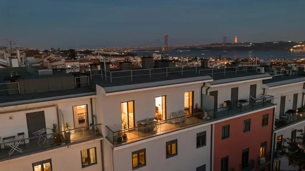 Küche; küchengeräte, holzboden, tageslicht, moderner stil