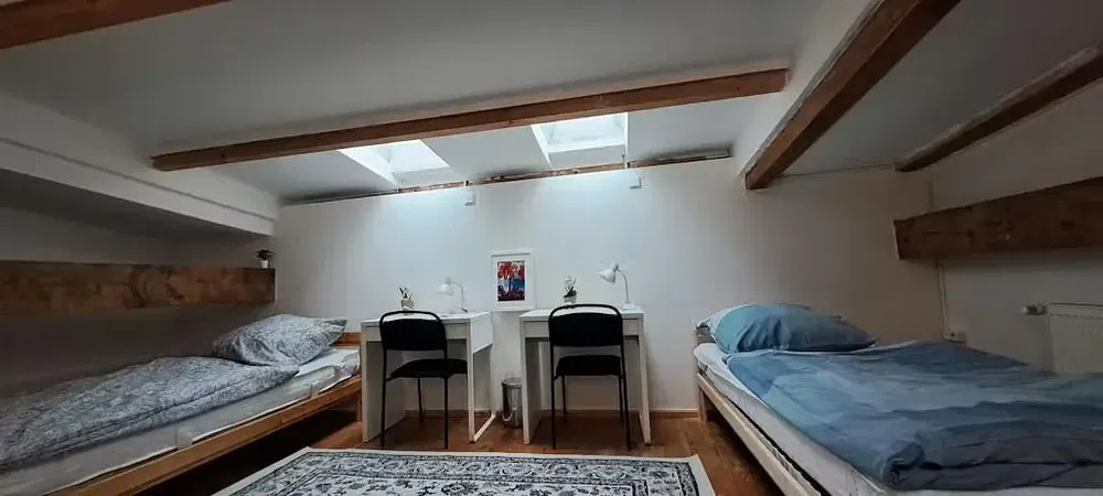 Kuchnia; sprzęt kuchenny, podłoga drewniana, światło dzienne, styl nowoczesny