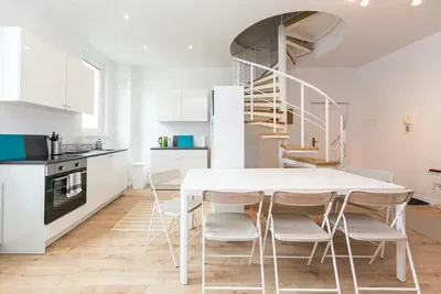 Σαλόνι; ξύλινο πάτωμα, φυσικό φως, μοντέρνο στυλ