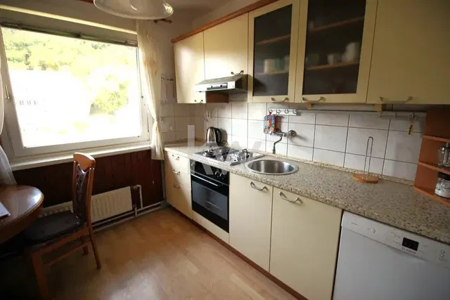 Küche; küchengeräte, fliesenboden, tageslicht, moderner stil