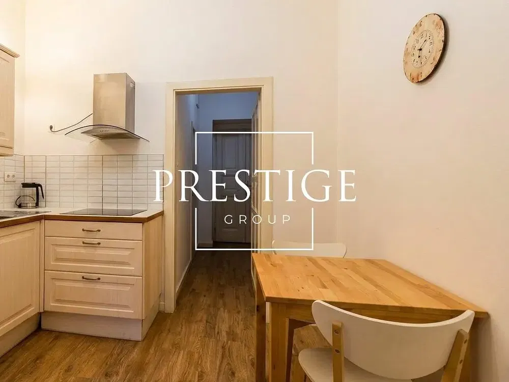 Кухня; кухненски уреди, дървен под, естествена светлина, модерен стил