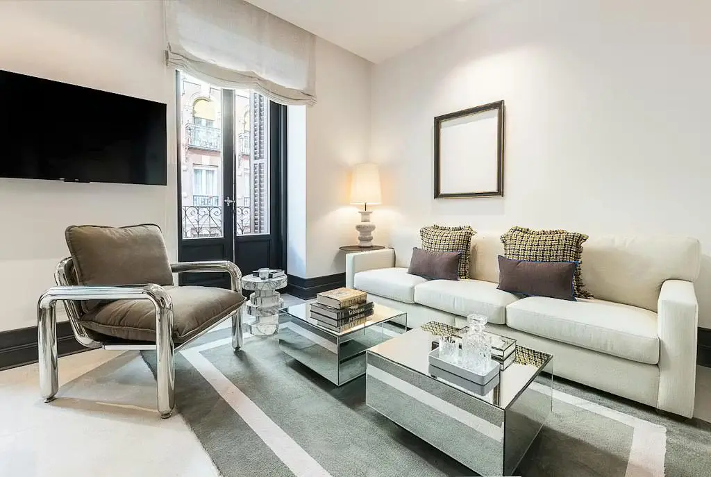 Küche; küchengeräte, holzboden, tageslicht, moderner stil