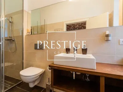 Кухня; кухненски уреди, дървен под, естествена светлина, модерен стил