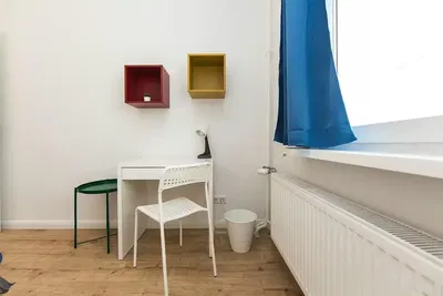 Κουζίνα; συσκευές κουζίνας, ξύλινο πάτωμα, φυσικό φως, μοντέρνο στυλ