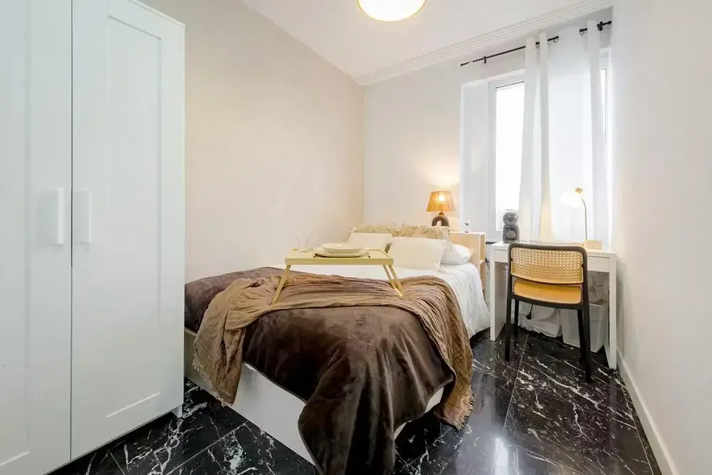 Cuisine; électroménager, parquet, lumière naturelle, style moderne