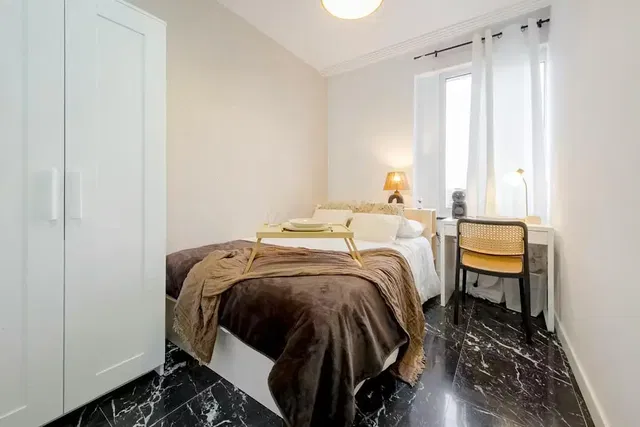 Küche; küchengeräte, holzboden, tageslicht, moderner stil