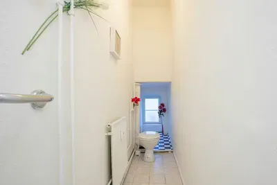 Keuken; keukenapparatuur, houten vloer, natuurlijk licht, moderne stijl