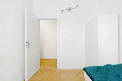 Woonkamer; houten vloer, natuurlijk licht, moderne stijl