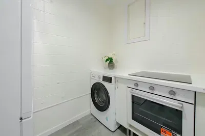 Keuken; keukenapparatuur, houten vloer, natuurlijk licht, moderne stijl