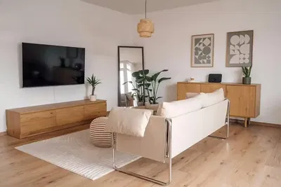 Kuchyňa; kuchynské spotrebiče, drevená podlaha, prirodzené svetlo, moderný štýl