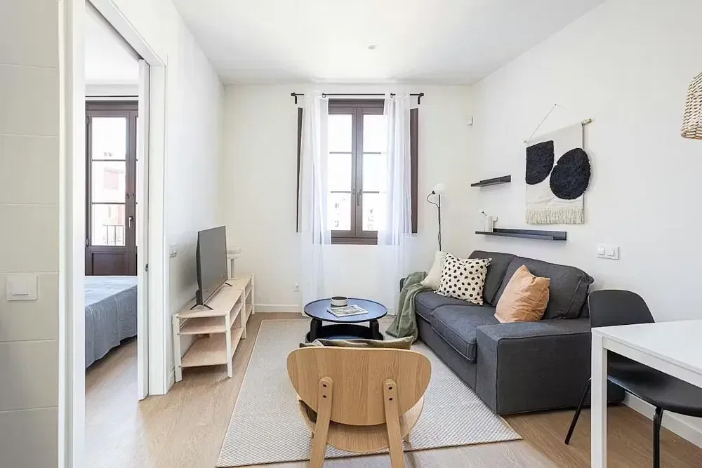 Cozinha; eletrodomésticos, chão de madeira, luz natural, estilo moderno