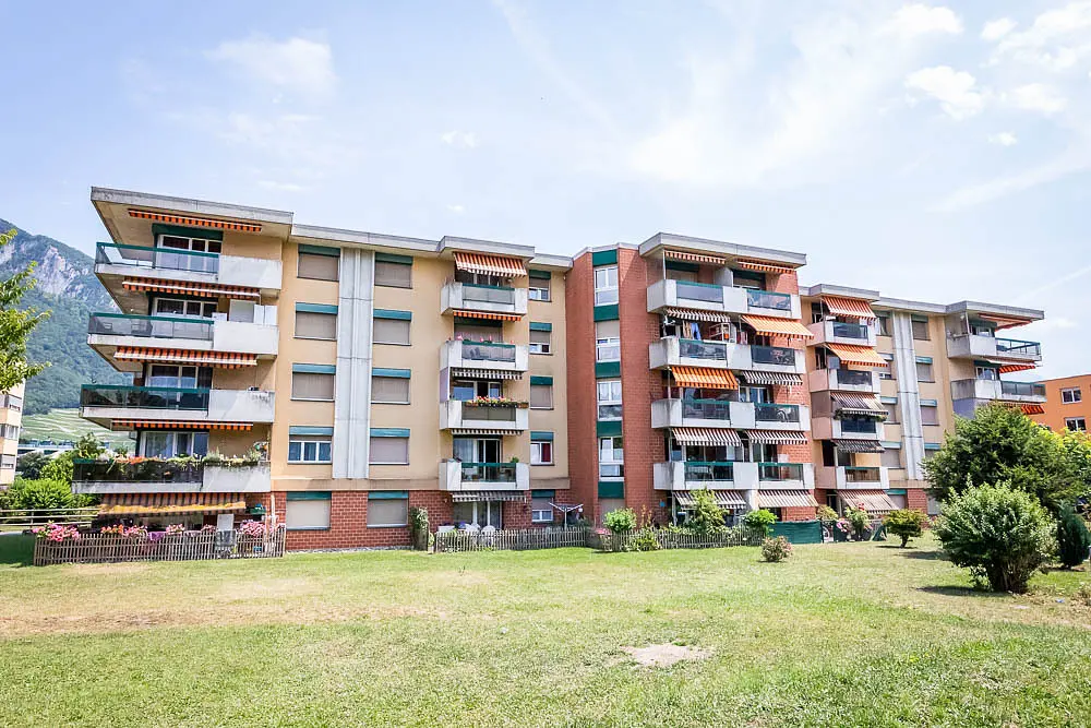 Kuhinja; kuhinjski aparati, drveni pod, prirodno svjetlo, moderni stil