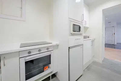 Cuisine; électroménager, parquet, lumière naturelle, style moderne