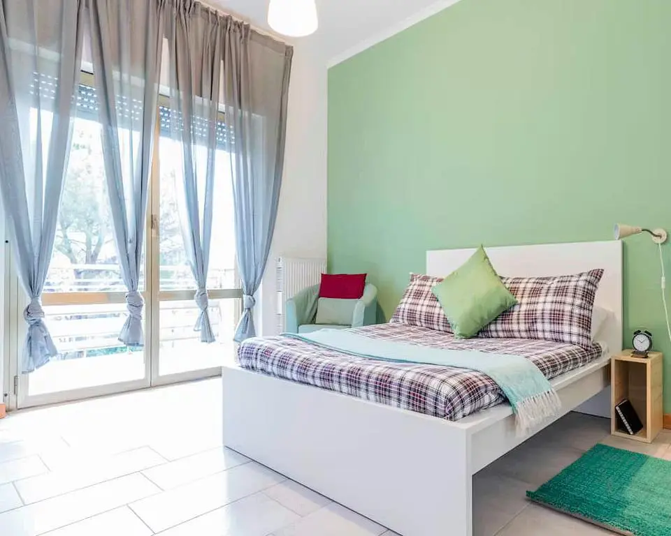 Küche; küchengeräte, holzboden, tageslicht, moderner stil