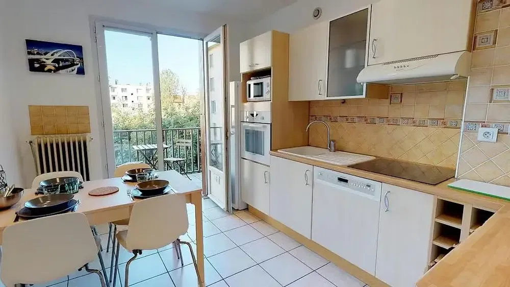 Cozinha; eletrodomésticos, chão de madeira, luz natural, estilo moderno