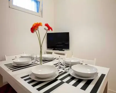 Mutfak; mutfak aletleri, ahşap zemin, doğal ışık, modern stil