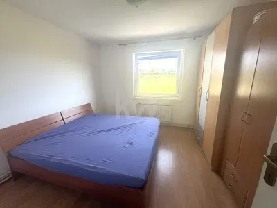 Küche; küchengeräte, holzboden, tageslicht, moderner stil