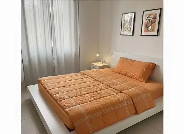 Küche; küchengeräte, holzboden, tageslicht, moderner stil