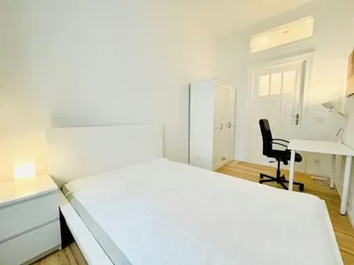 Kuchnia; sprzęt kuchenny, podłoga drewniana, światło dzienne, styl nowoczesny