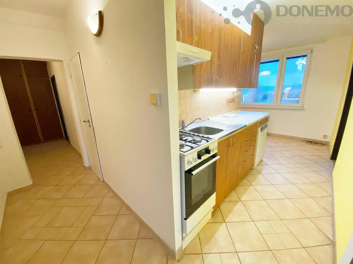 Kuchyně; kuchyňské spotřebiče, dřevěná podlaha, přirozené světlo, moderní styl