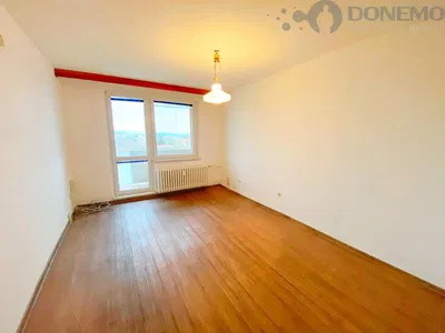 Kuchyně; kuchyňské spotřebiče, dřevěná podlaha, přirozené světlo, moderní styl