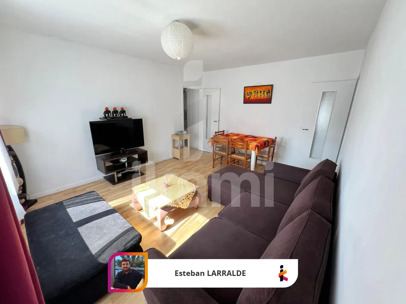 Cuisine; électroménager, carrelage, lumière naturelle, style moderne