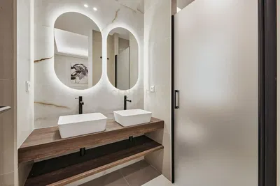 Cocina; electrodomésticos, suelo de madera, luz natural, estilo moderno