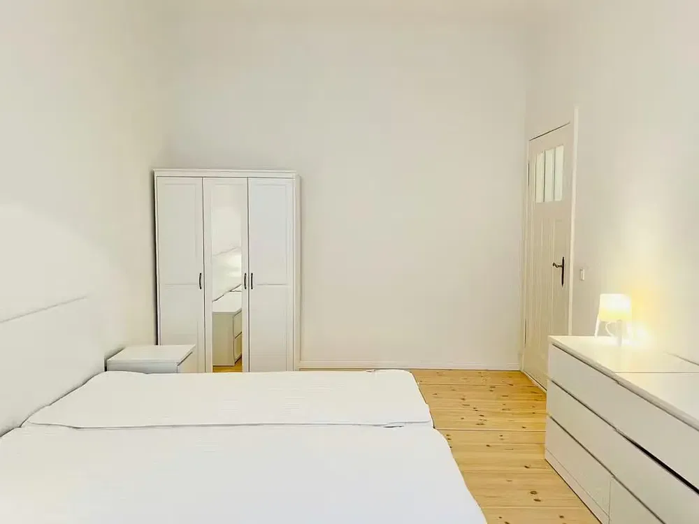 Salon; podłoga drewniana, światło dzienne, styl nowoczesny