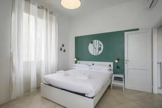 Kuchnia; sprzęt kuchenny, podłoga drewniana, światło dzienne, styl nowoczesny