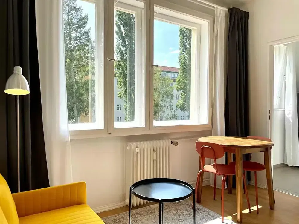 غرفة معيشة; أرضية خشبية, ضوء طبيعي, أسلوب عصري