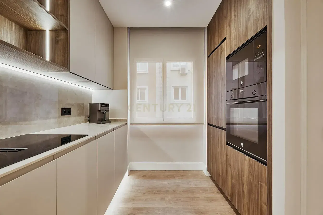 Cuisine; électroménager, parquet, lumière naturelle, style moderne