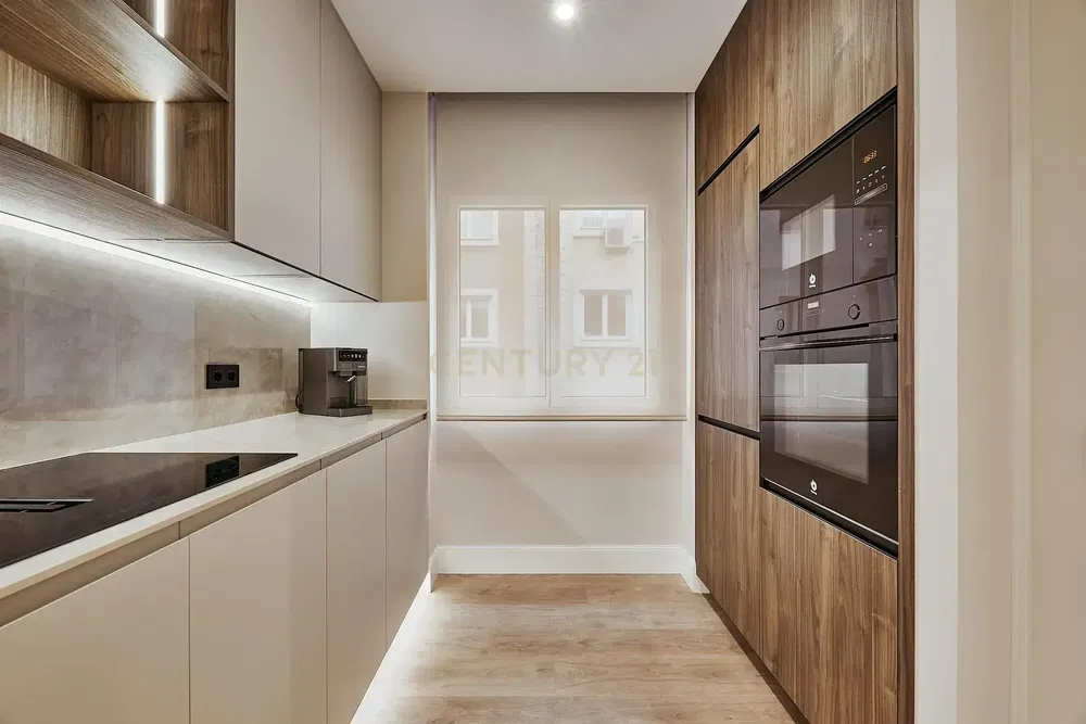 Küche; küchengeräte, holzboden, tageslicht, moderner stil