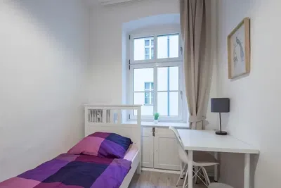 Salon; parquet, lumière naturelle, style moderne